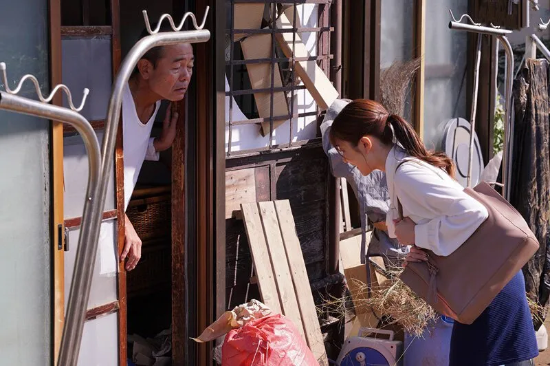Vẻ mặt ngây thơ hồn nhiên của em lúc thấy anh quay phim